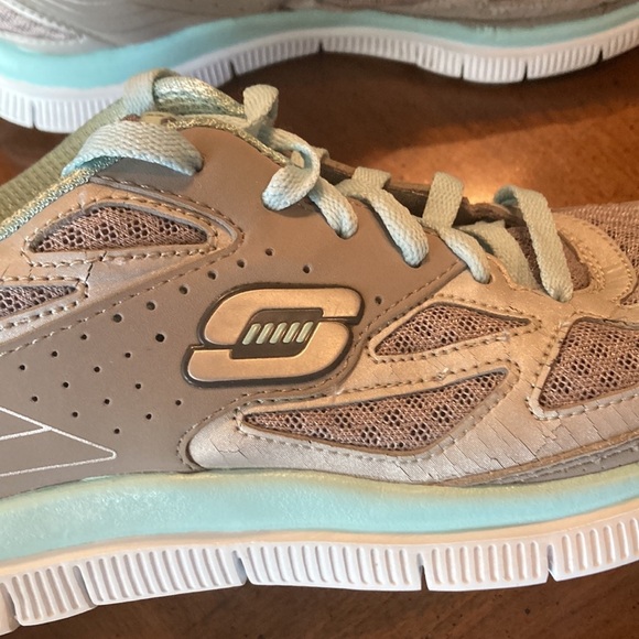 🔥4/$20 SKECHERS Womens Flex Sole Memory Foam Sneaker - size 6 - Picture 4 of 17